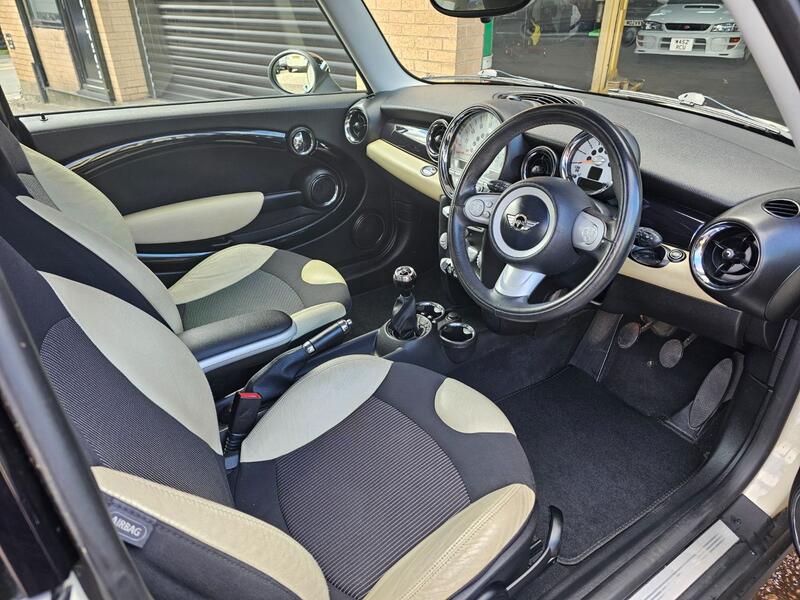MINI HATCH