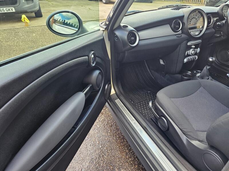 MINI HATCH