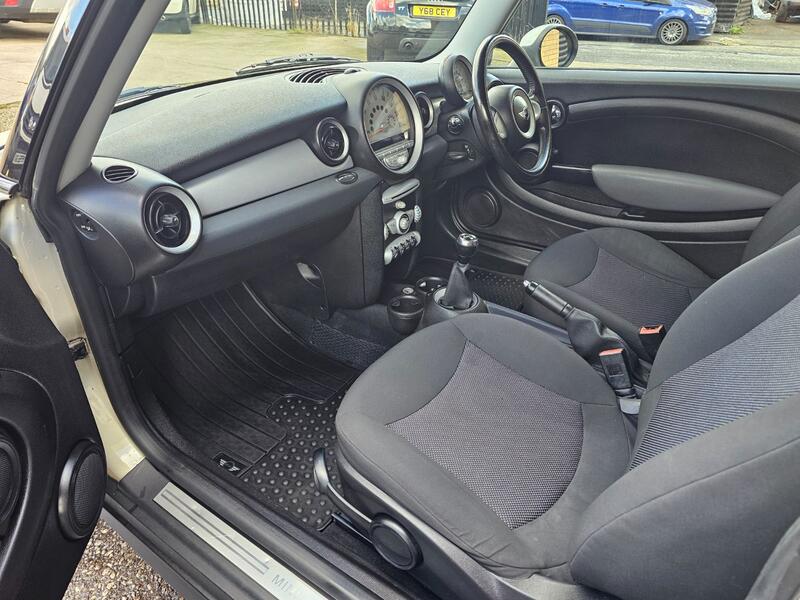 MINI HATCH