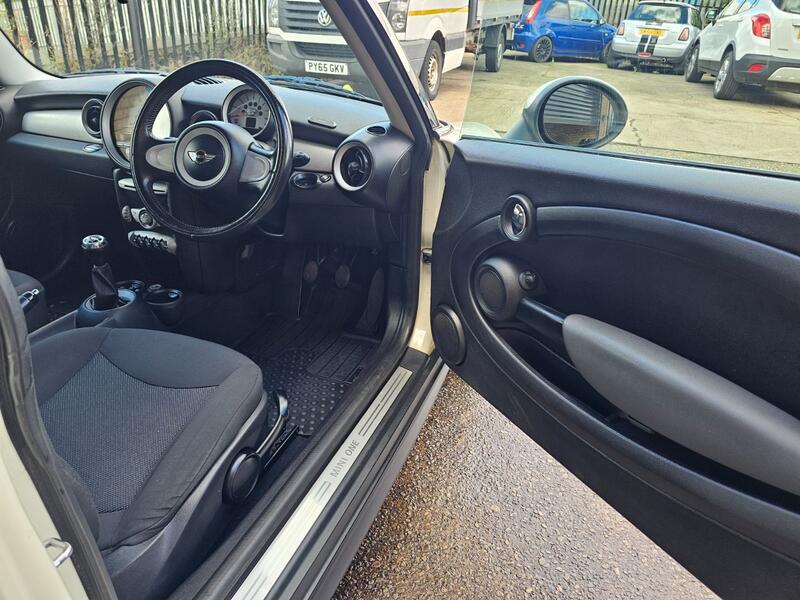 MINI HATCH