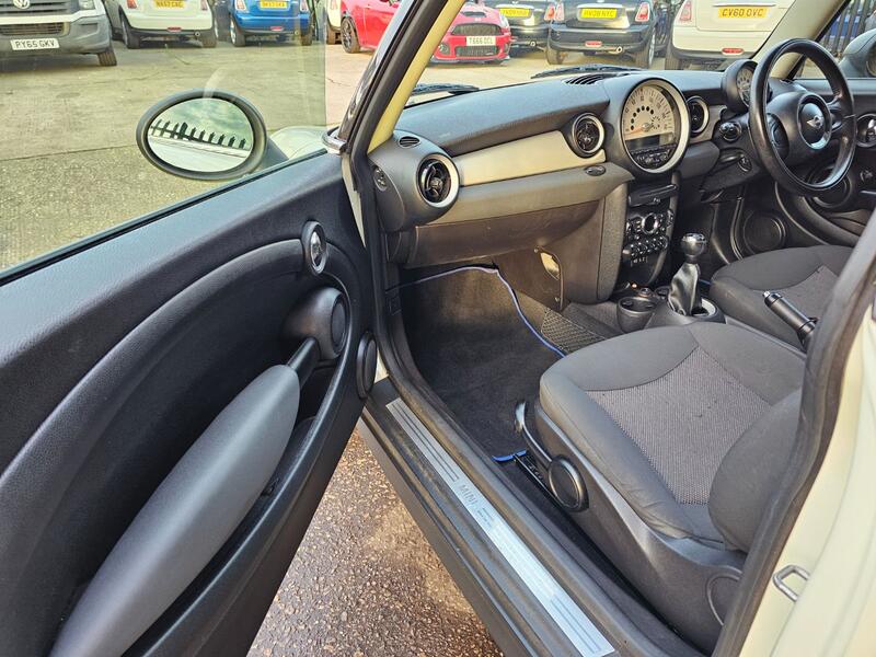 MINI HATCH