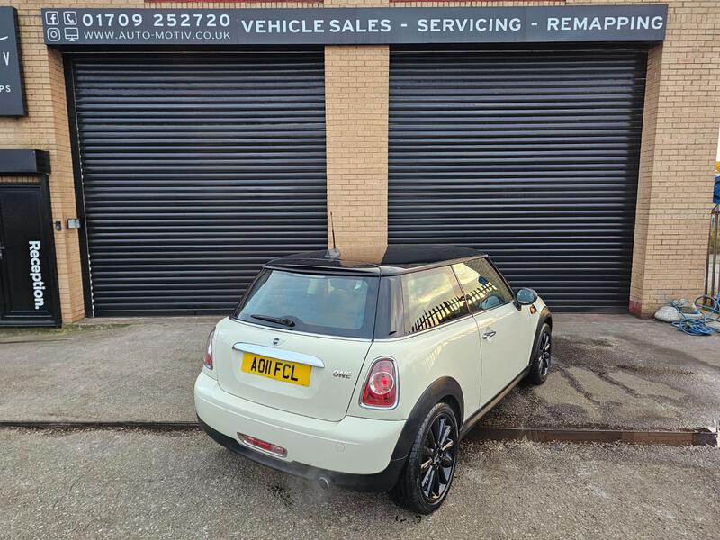 MINI HATCH